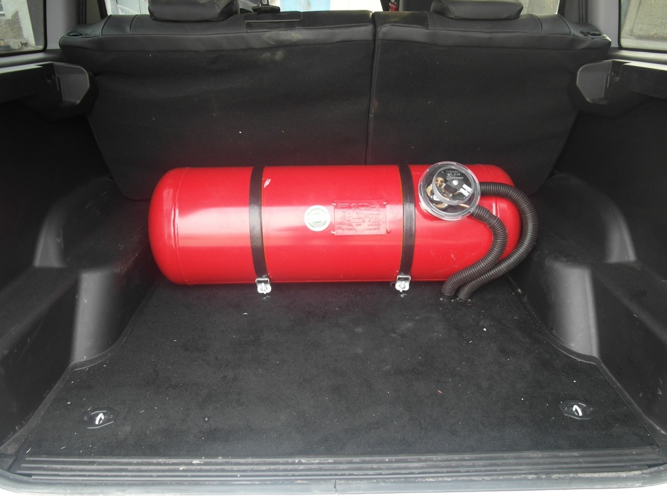 Цилиндрический газовый баллон (пропан-бутан) объемом 100л за спинками задних сидений, УАЗ Патриот
