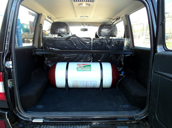 Багажник УАЗ Патриот с облегченным метановым металлопластиковым баллоном (тип 2 CNG-2) 120 л за спинками задних сидений