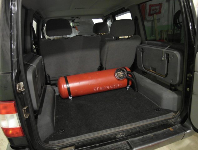установка ГБО на УАЗ Патриот, цилиндрический газовый баллон 65 л размещен в багажнике