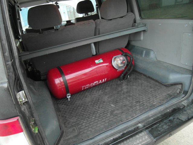 установка газа на УАЗ Патриот, газвый баллон 103 л расположен за спинками задних сидений