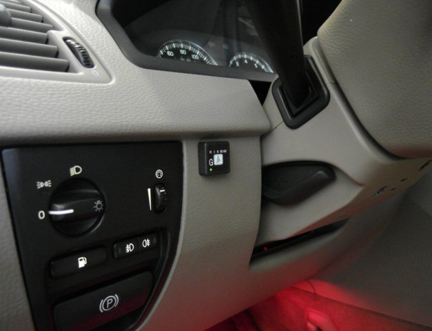 Кнопка переключения и индикации режимов работы ГБО в салоне Volvo XC 90