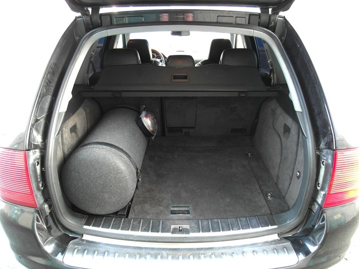Багажник с цилиндрическим газовым баллоном 80 л в декоративном карпете вдоль левого борта, Porsche Cayenne S 955