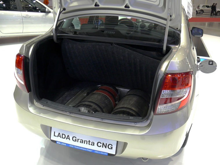 Lada Granta CNG, багажник с газовыми метановыми баллонами