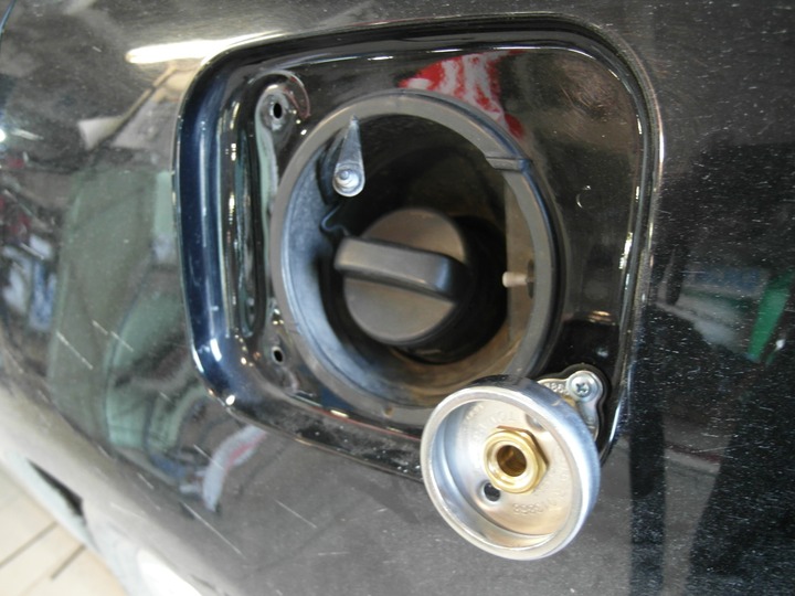 Заправочное устройство (ВЗУ) под лючком Toyota Camry XV40