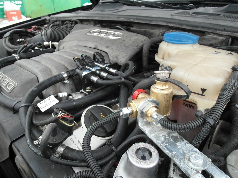 Внешнее заправочное устройство для заправки метаном (ВЗУ) под капотом, Audi A6