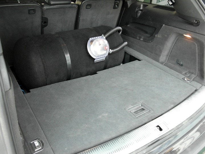 Цилиндрический газовый баллон (пропан-бутан) 100 л в багажном отделении Audi Q7