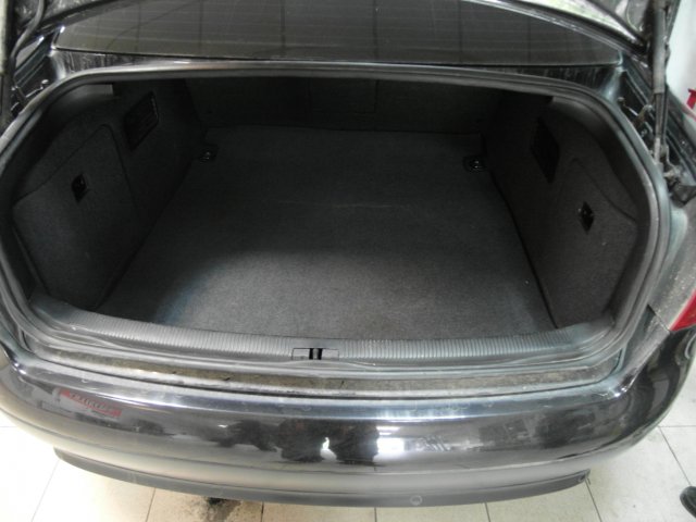 Багажное отделение с установленным баллоном на Audi A6