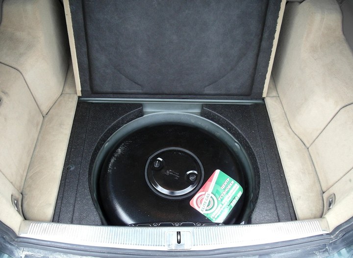 Тороидальный газовый баллон 60 л в багажнике в нише для запасного колеса Audi A6 (C5, 4B) Avant