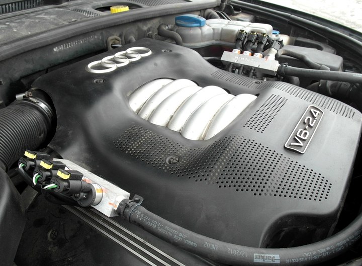 Подкапотная компоновка газового оборудования BRC Sequent Plug&Drive Audi A6 (C5, 4B) Avant