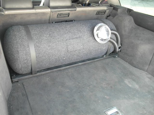 Цилиндрический газовый баллон 90 литров в багажнике, Audi A6 Allroad 2.7