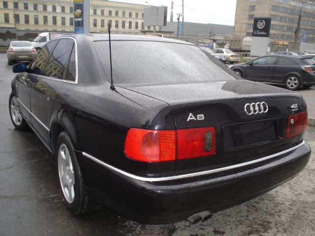 Общий вид сзади Audi A8 4.2L V8