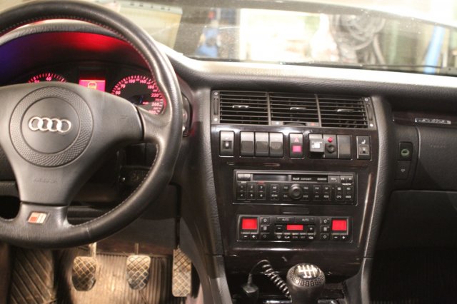 Кнопка индикации и переключения режимов работы ГБО Audi S8 Quattro V8
