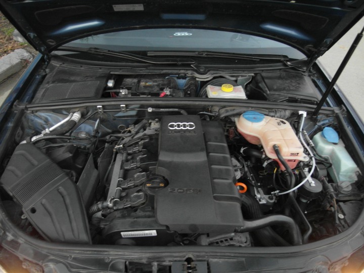 Подкапотное пространство, двигатель 2.0 FSI BWE, Audi A4