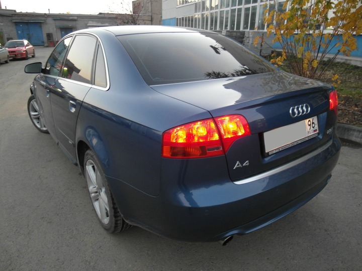 Audi A4, вид сзади