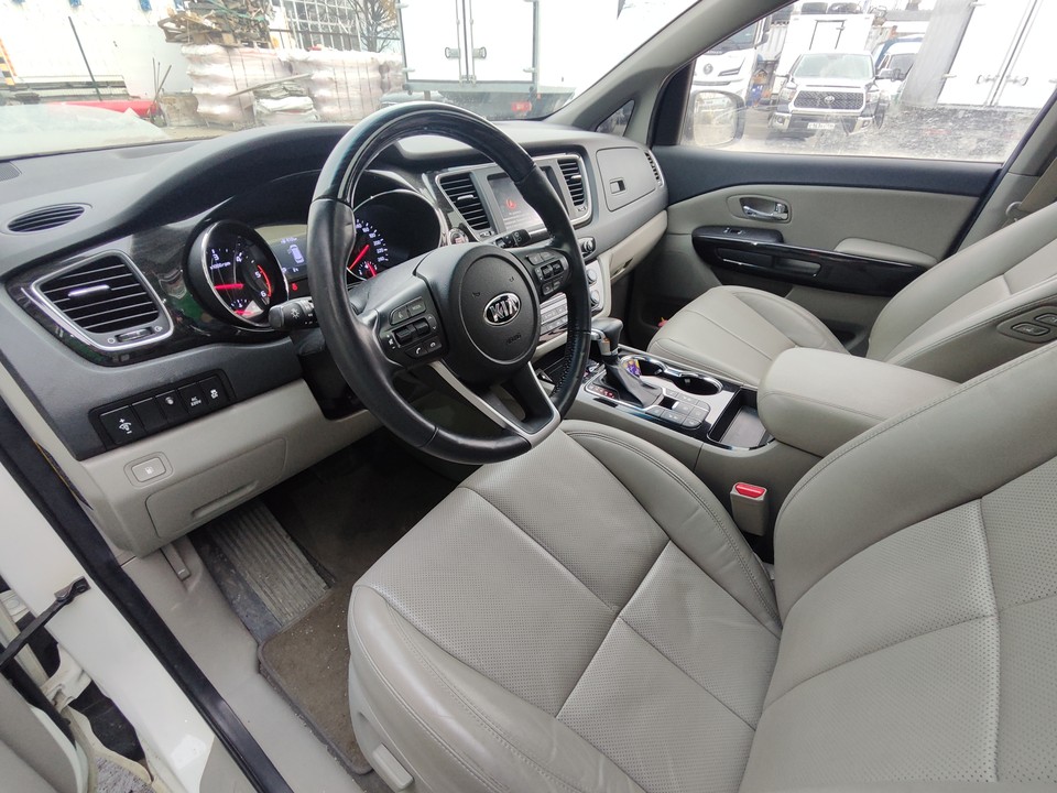Салон Kia Carnival (KA4)
