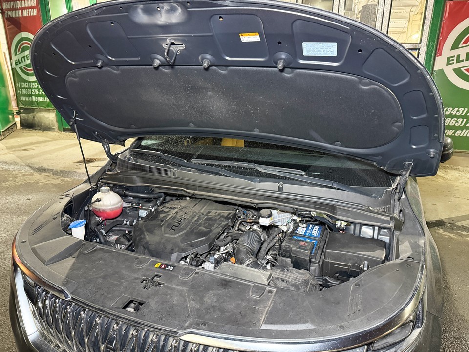 Предпусковой подогреватель Бинар-5S в моторном отсеке Kia Carnival