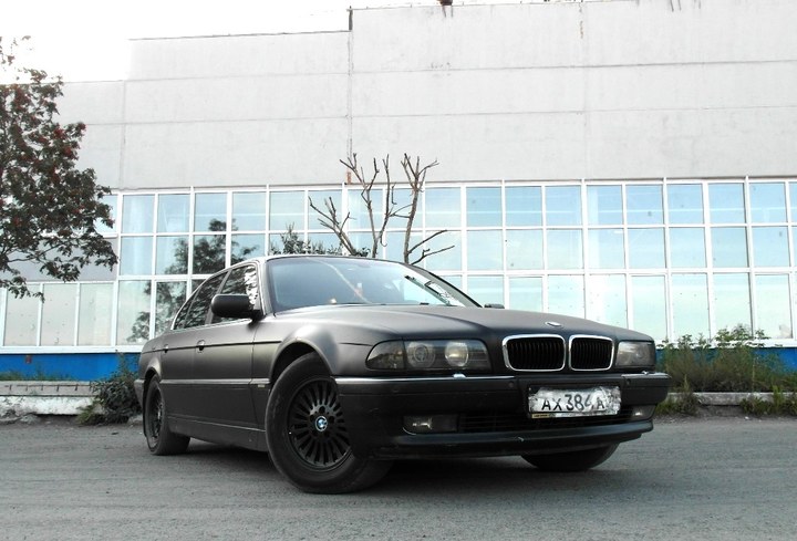 BMW 740i (E38), двигатель M62B44 (448S1), 8-цилиндровый, V-образный, атмосферный, объем 4.4 л, 282 л.с.