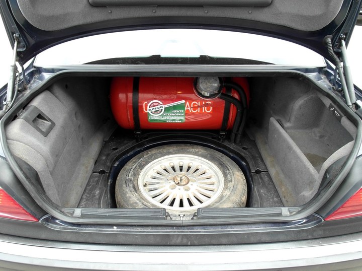 Цилиндрический газовый баллон 90 л в багажном отделении за спинками задних сидений BMW 740i (E38)