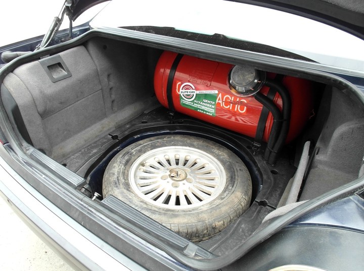 газовый баллон 90 л в багажнике BMW 740i (E38)