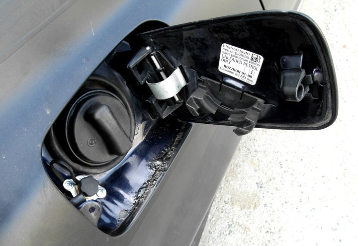 ВЗУ под лючком бензобака, BMW 740i (E38)