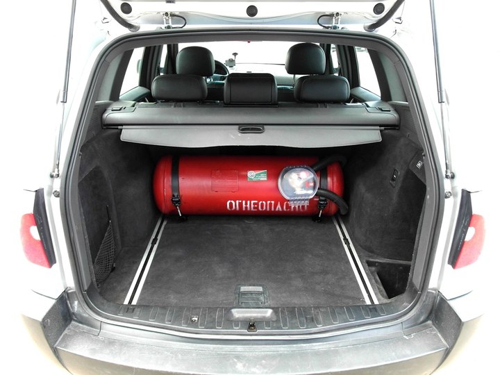 Багажник BMW X3 (E83) с цилиндрическим баллоном 60 л за спинками задних сидений