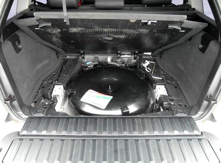 Тороидальный газовый баллон 83 л под фальшполом багажника в нише для запасного колеса BMW X5 (E53)