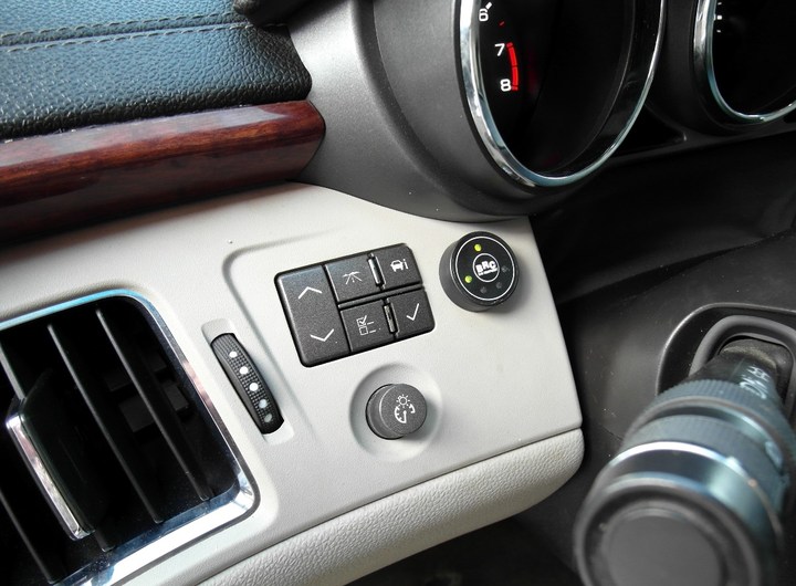 кнопка переключения и индикации режимов работы ГБО BRC Sequent с указателем уровня топлива на передней панели Cadillac CTS GMX 322