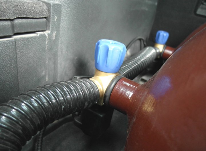 баллонный вентиль с предохранительными клапанами и запорным электроклапаном, Chevrolet Captiva (C100)