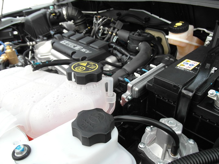 Подкапотная компоновка, двигатель S-TEC III, ГБО Lovato CNG, Chevrolet Cobalt