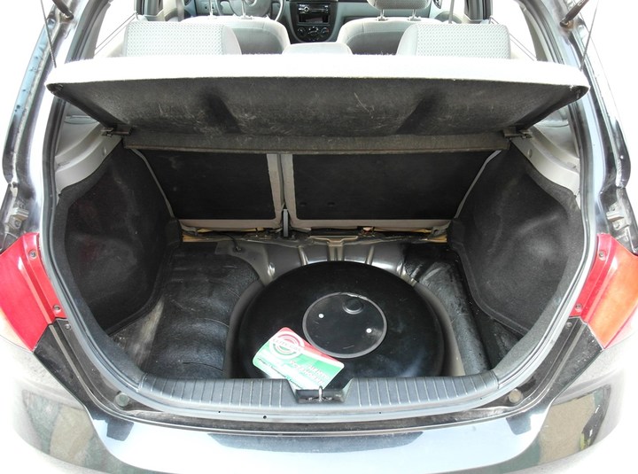 Тороидальный газовый баллон 42 л в багажнике в нише для запасного колеса, Chevrolet Lacetti (J200 Klan)