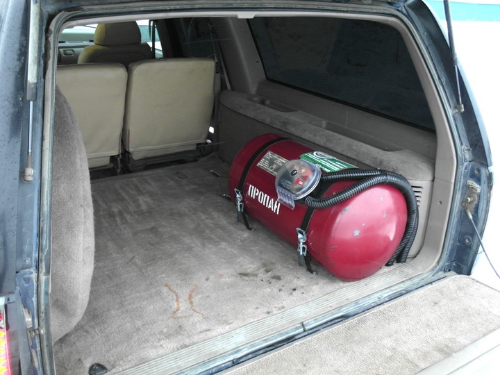 газовый баллон 90 л (пропан-бутан) вдоль правого борта багажника Chevrolet Suburban GMT400