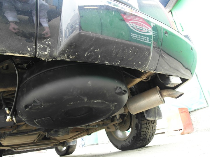 Тороидальный газовый баллон 95л (пропан-бутан) на месте крепления запасного колеса, Chevrolet Tahoe GMT900
