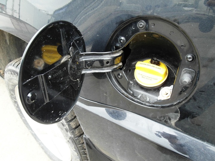 Газовое внешнее заправочное устройство (ВЗУ) под лючком бензиновой горловины