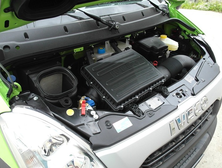 Iveco Daily 65С14 Natural Power, подкапотная компоновка с дополнительно установленным газовым заправочным устройством российского стандарта и манометром давления газа
