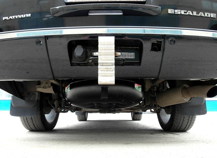 Тороидальный газовый баллон 95 л под днищем кузова Cadillac Escalade ESV (GMT 900) на месте запасного колеса