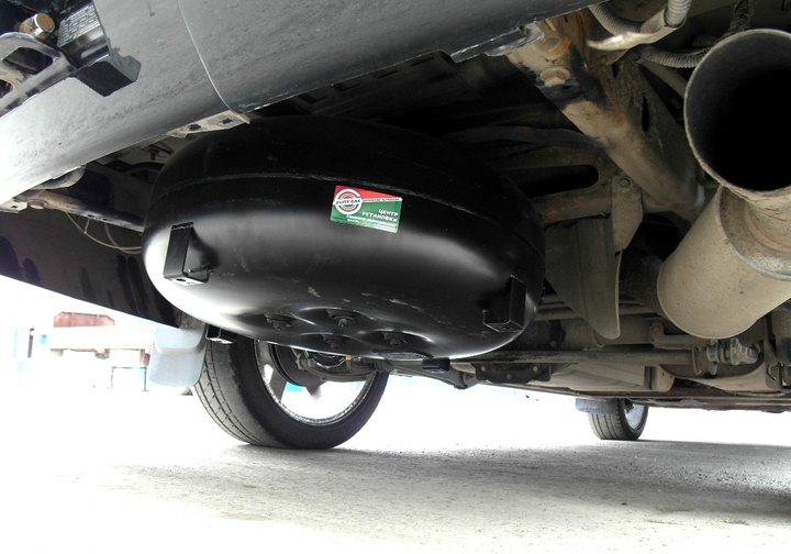 Тороидальный газовый баллон 95 л на месте запасного колеса под днищем Cadillac Escalade ESV (GMT 900)