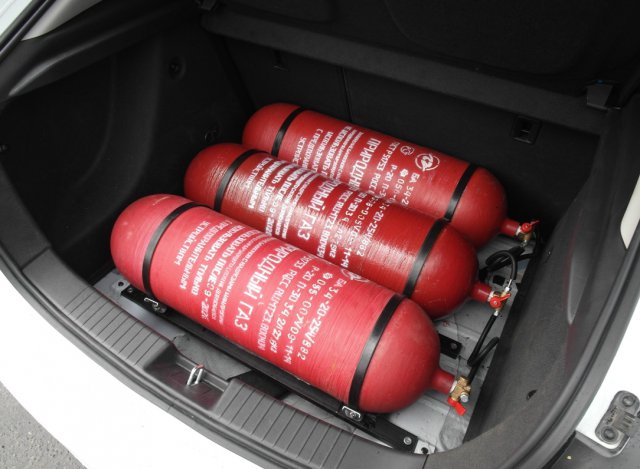 3 метановых газовых баллона в багажнике Chevrolet Cruze 5 dr.