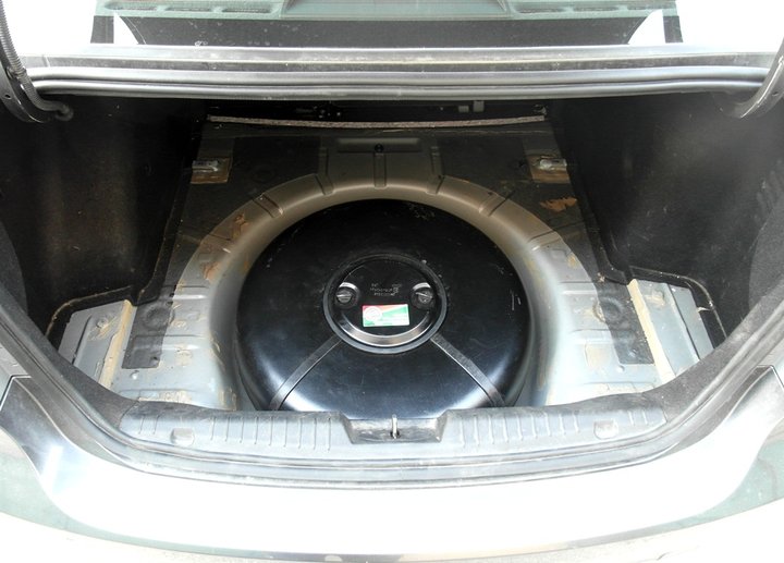 Тороидальный газовый баллон 54 л в багажнике в нише для запасного колеса Chevrolet Cruze