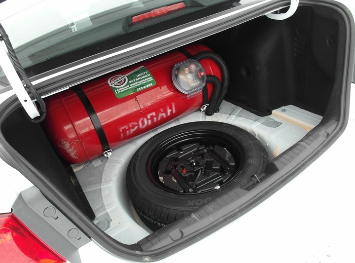 Цилиндрический газовый баллон 90 л (пропан) за спинками задних сидений Chevrolet Cruze