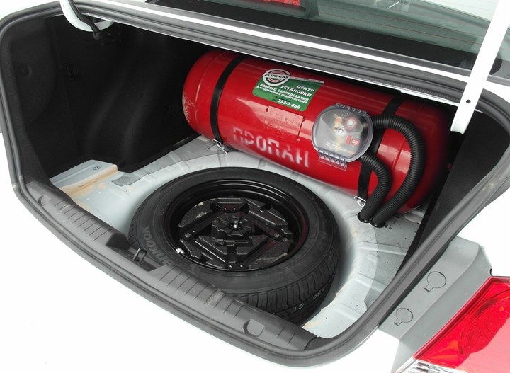 Цилиндрический газовый баллон 90 л в багажнике Chevrolet Cruze