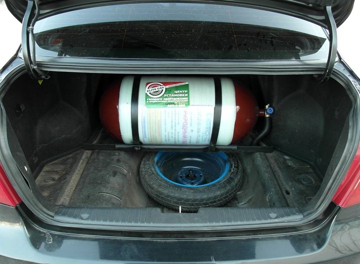 Багажник Chevrolet Lacetti с металлопластиковым (тип 2) метановым баллоном 70 л за спинками задних сидений