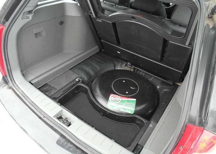 Тороидальный газовый баллон 42 литра в нише для запасного колеса в багажнике Chevrolet Lacetti