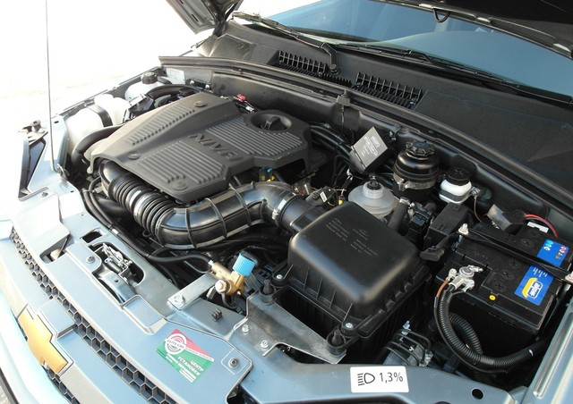 Подкапотная компоновка газового оборудования Lovato CNG на Chevrolet Niva