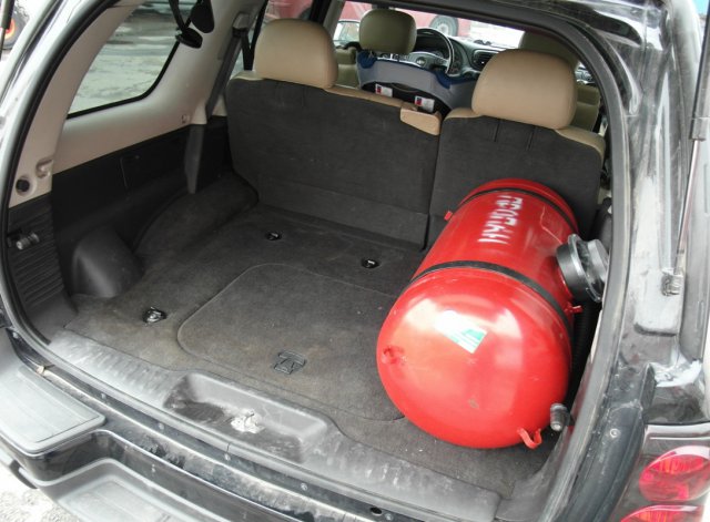 Цилиндрический газовый баллон в багажнике Chevrolet TrailBlazer GMT360