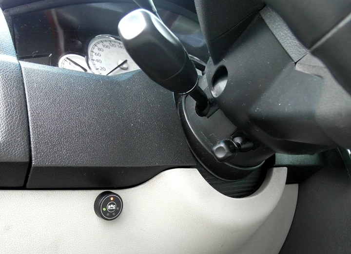 Кнопка переключения и индикации режимов работы ГБО BRC Sequent с указателем уровня топлива на передней панели Chrysler 300C