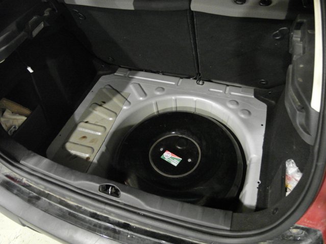 Тороидальный газовый баллон 46 литров в нише для запасного колеса Citroen C4