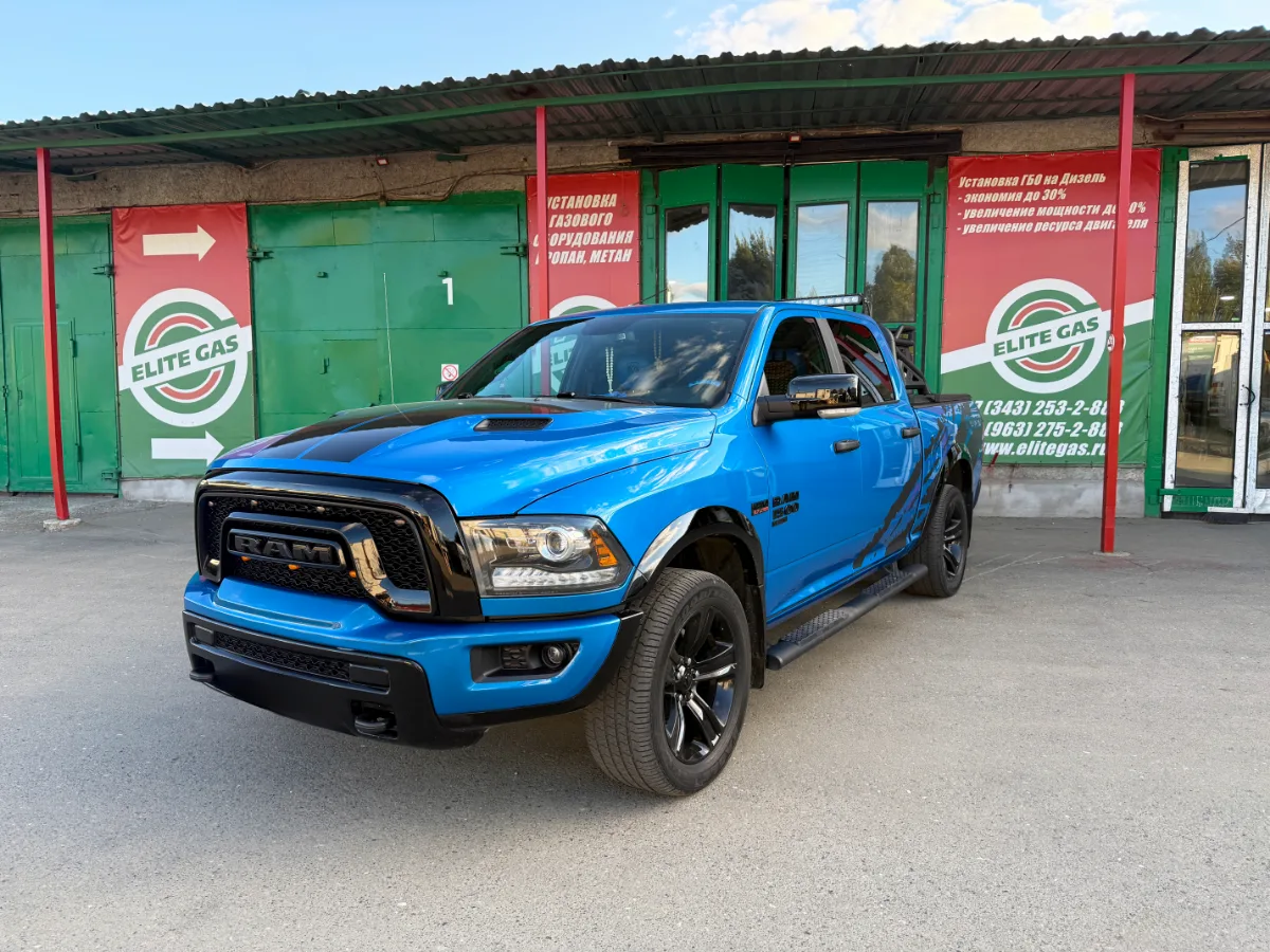 Синий Dodge Ram 1500 2022 передом