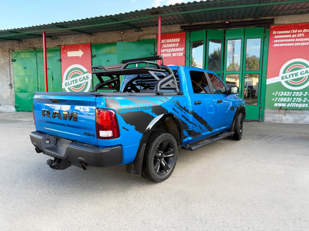 Синий Dodge Ram 1500 2022 задом