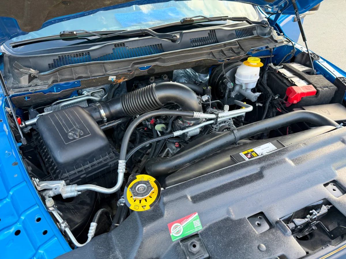 Под капотом Dodge Ram с установленным газобаллонным оборудованием: видны элементы ГБО