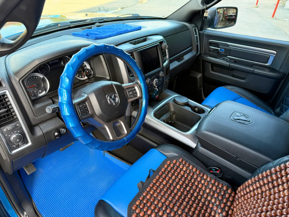 Салон синего Dodge Ram 1500 2022, виден переключатель на газ